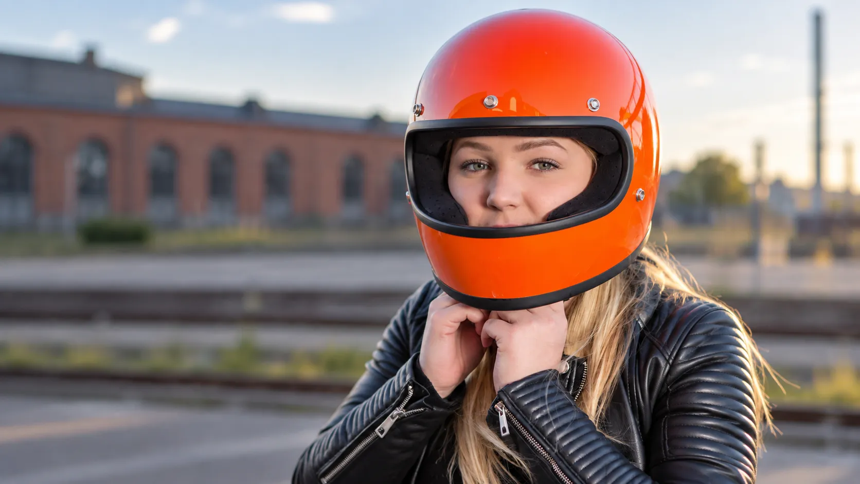 motorista con casco